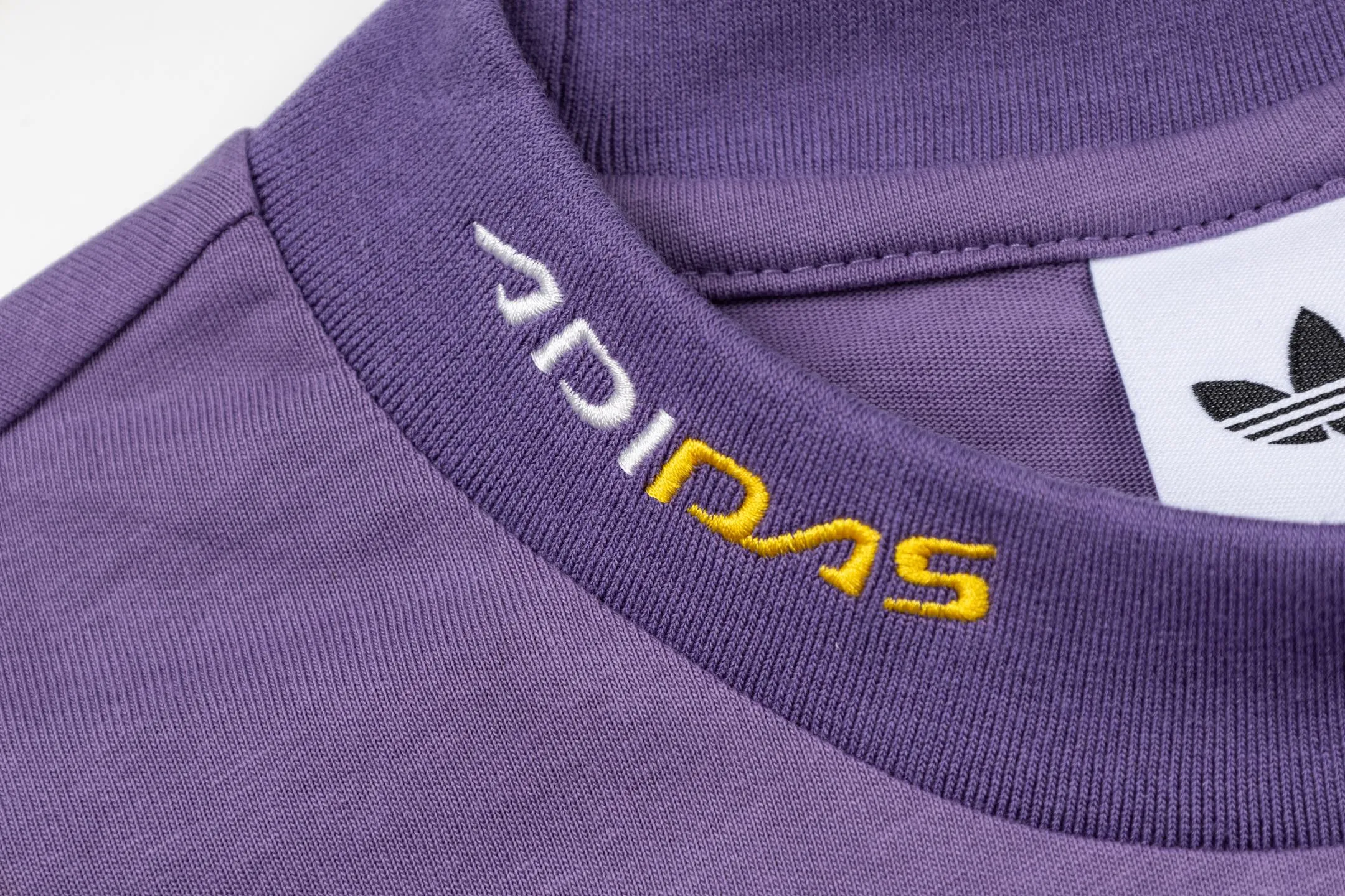Adidas Clover MOTOSeries short sleeves, low saturation taro purple color, same style loose fit for men and women, pure cotton material is light and breathable, super comfortable for daily wear! The all-over printing with racing elements, clover logo + letter pattern, retro and street feel, looks great when worn as a layer or alone✨. The small high collar design, paired with overalls and Skate Shoes, can easily achieve American street style, and it is also great for couples! Fashionable and comfortable at the same time, don’t miss it if you like racing style. Style number: A 194# Color: Black Purple Size: S M L XL XXL